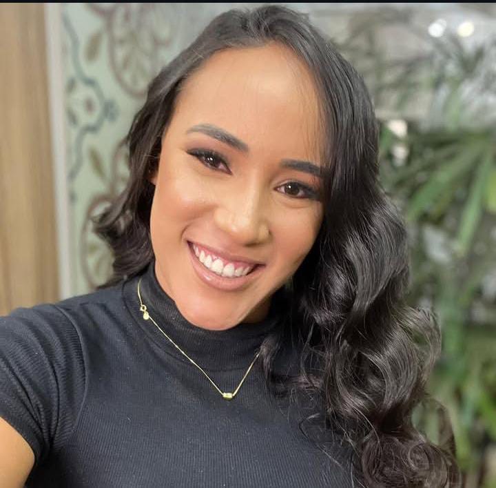 Carol Mesquita sorrindo